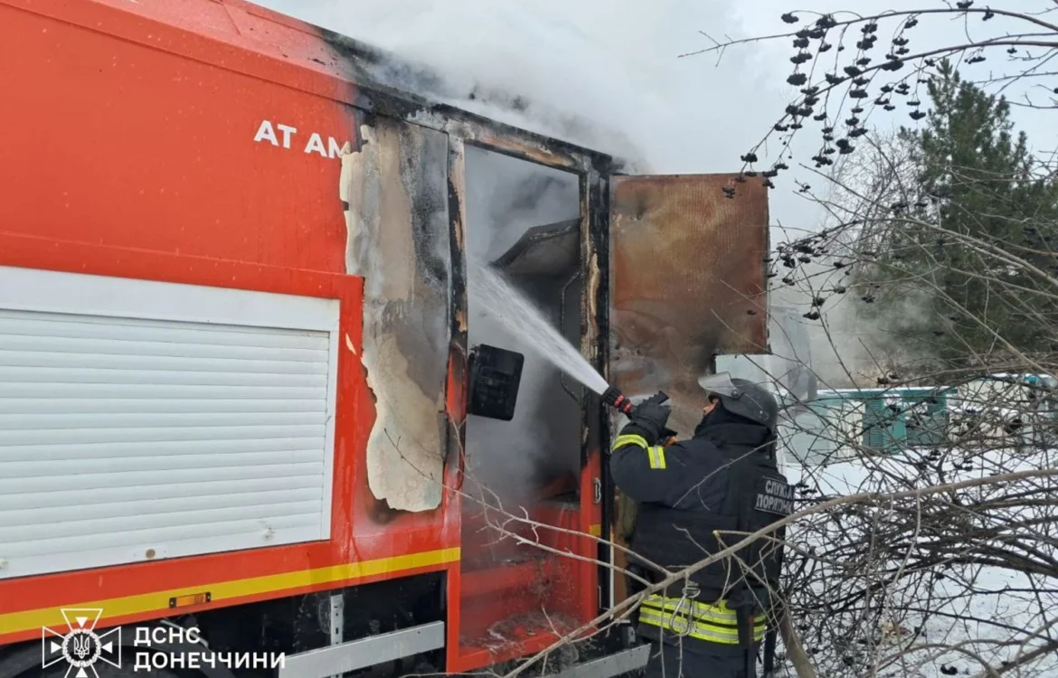 Російський дрон атакував рятувальників під час гасіння пожежі у Слов