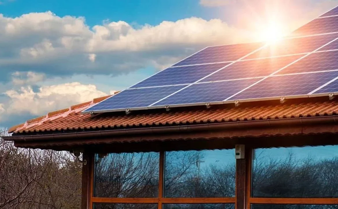 Зарядні станції для дітей з інвалідністю, спрощення процедур встановлення сонячних панелей, розширення кредитів: уряд ухвалив низку рішень