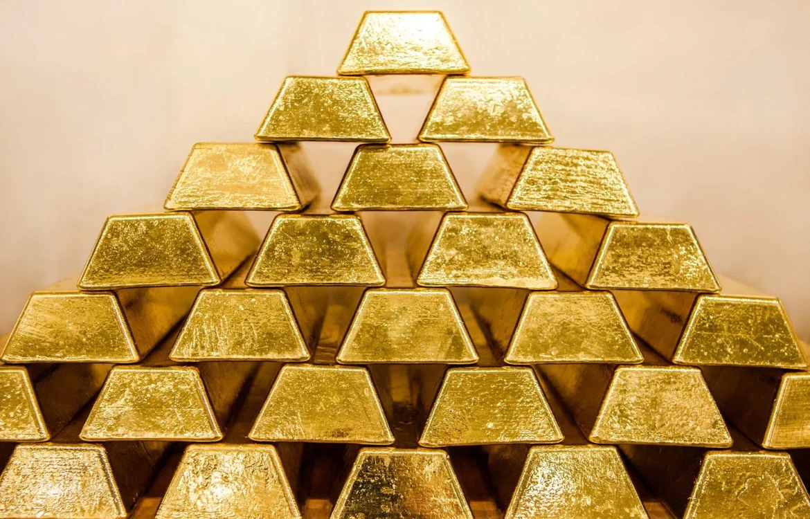 Золото наблизилося до $5600 на тлі посилення попиту на активи-притулки