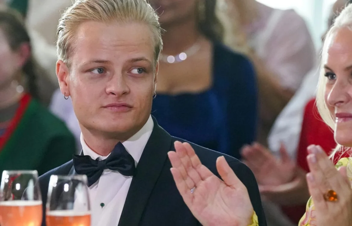 Син кронпринцеси Норвегії дав свідчення у суді у справі про зґвалтування – BBC