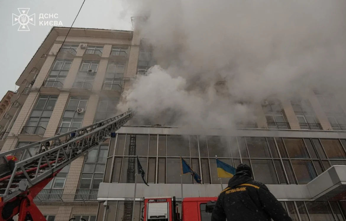 Пів сотні людей з дитиною евакуювали з готелю на столичному Хрещатику через пожежу: вогонь загасили