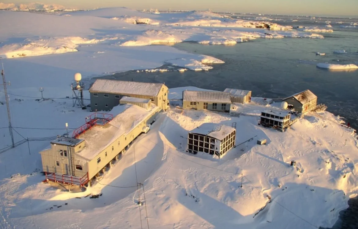 Навіть під час війни ми розвиваємо українську науку: Зеленський у 30-річчя підняття прапора на станції
