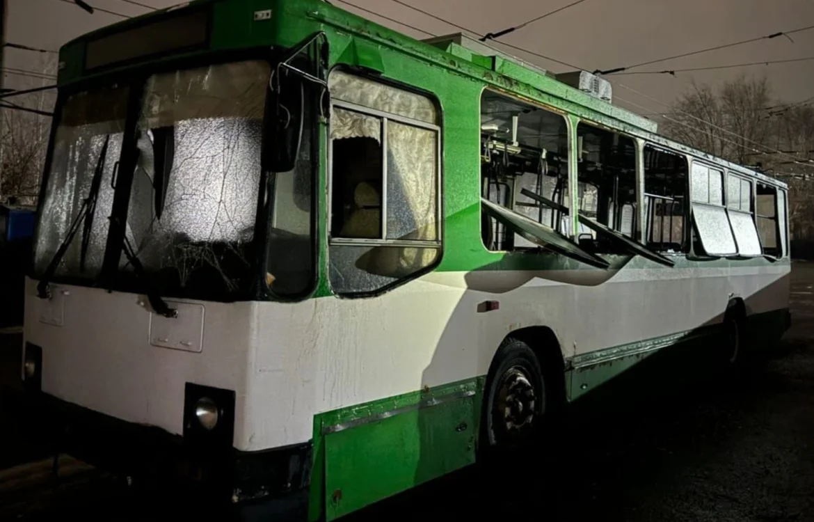 Атака рф на Дніпро: пошкоджено комунальне підприємство та автотранспорт