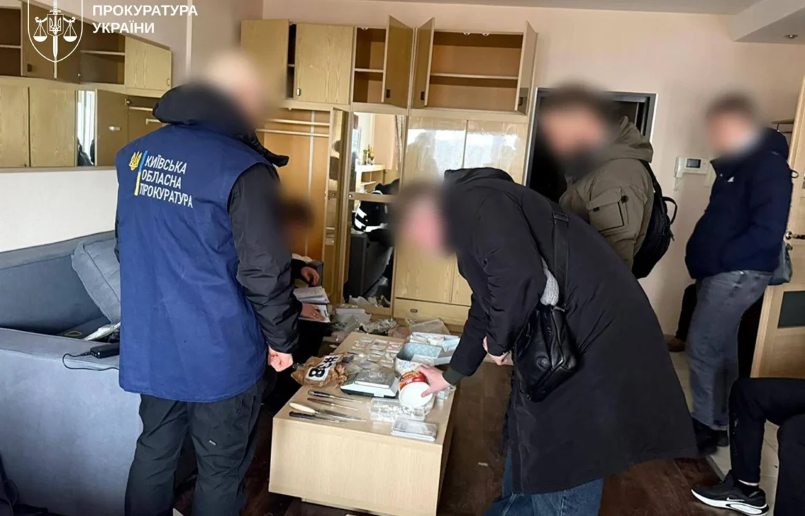 На Київщині викрили канал збуту кокаїну з кур’єрами-таксистами та клієнтами зі шоу-бізнесу