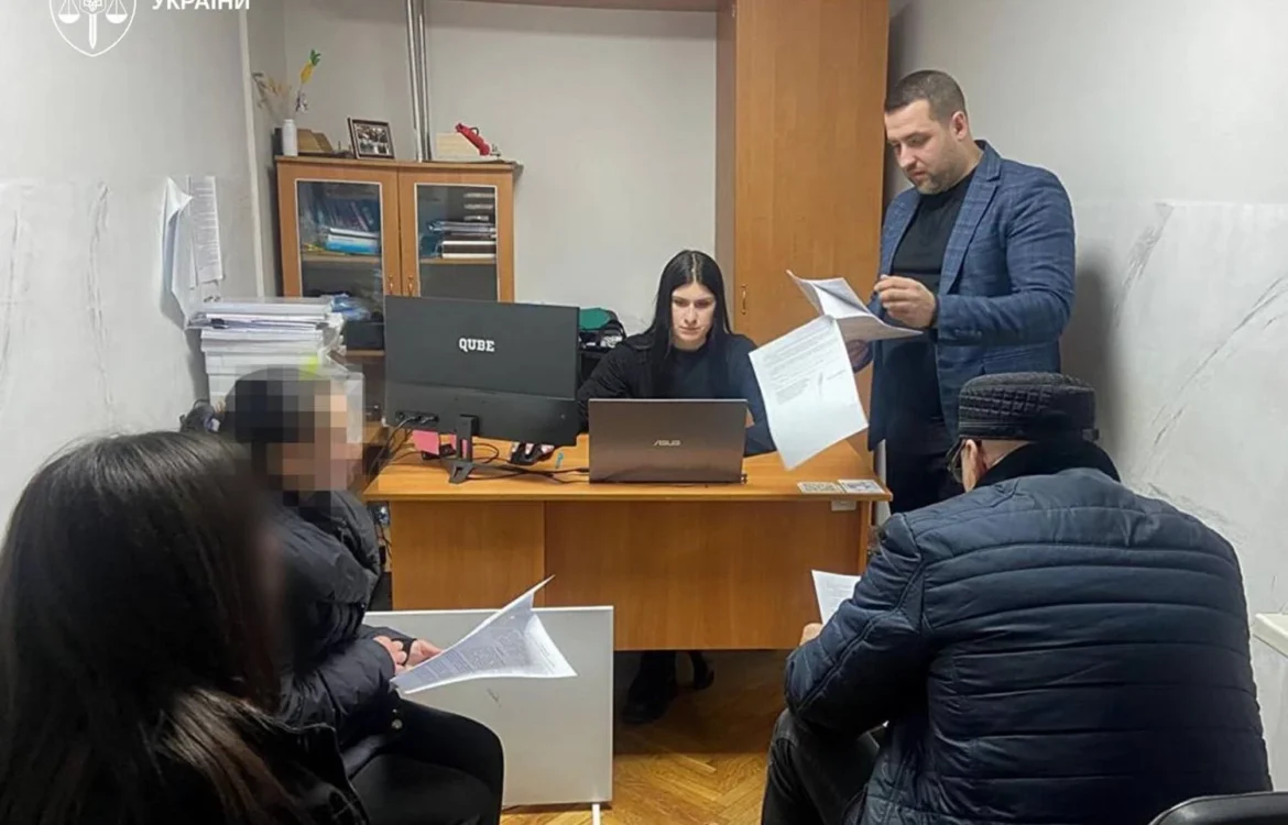 На Прикарпатті 18-річну матір підозрюють у побитті до смерті семимісячного сина