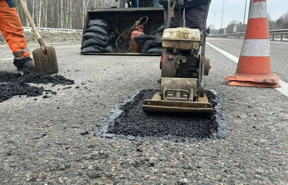 Уряд виділяє 3 млрд грн на ямковий ремонт доріг країни, зокрема у прифронтових регіонах