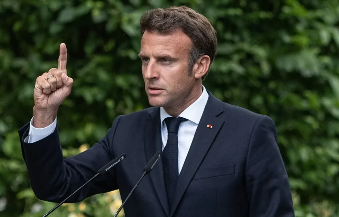 Франція розгорне 10 військових кораблів і авіаносець у Середземному морі - Макрон