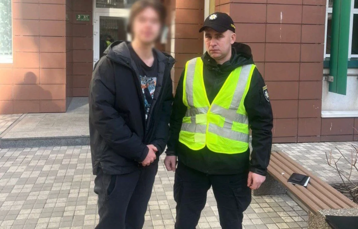 У Києві двох блогерів покарали за відео у поліцейській формі