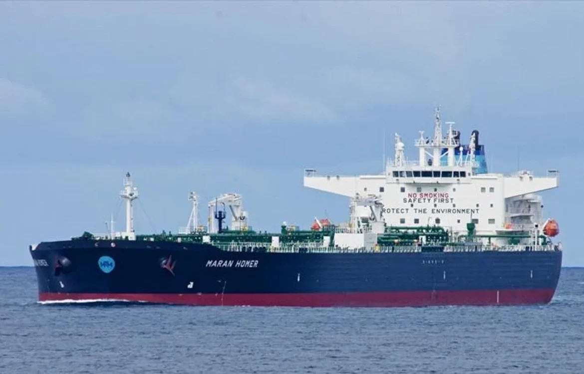 Танкер під грецьким прапором зазнав удару невпізнаного об