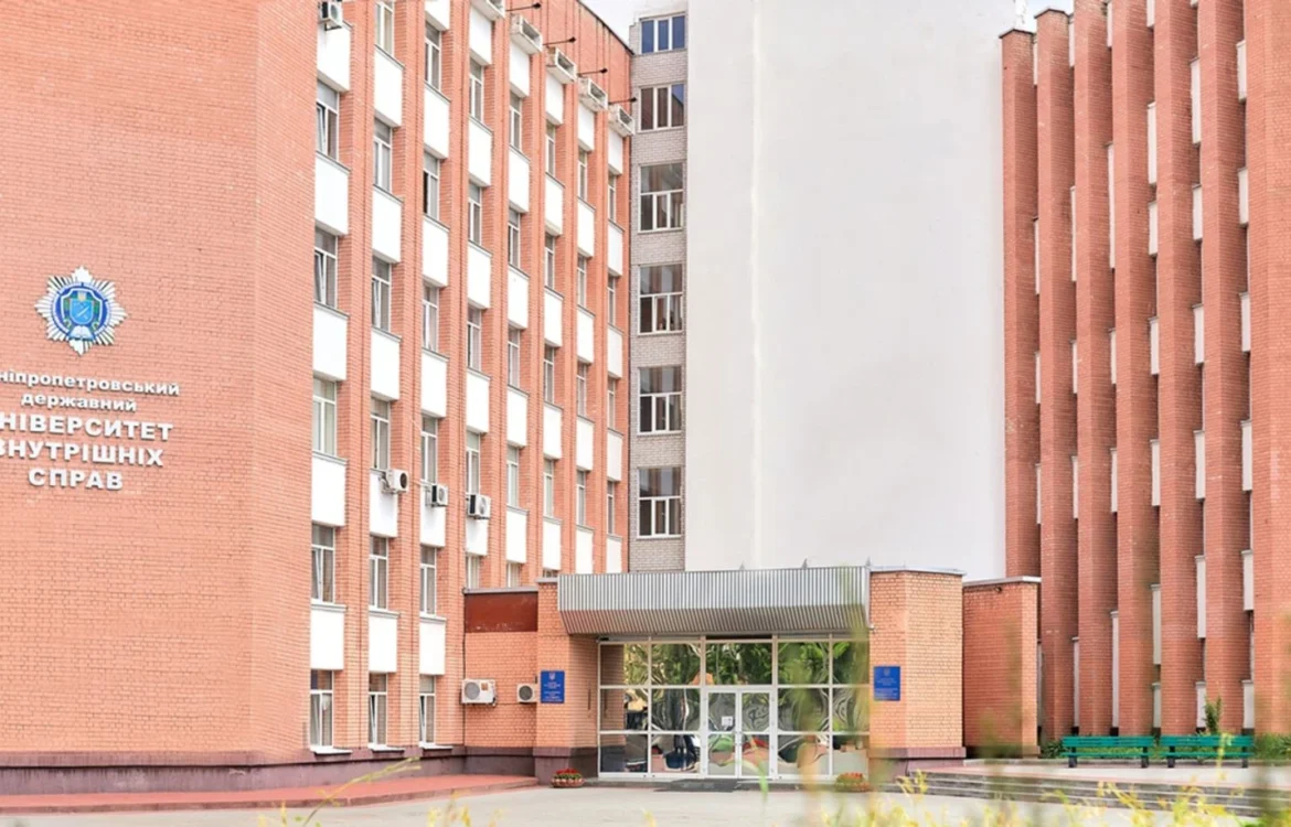 У Дніпрі розслідують скандал із курсантом, який сфотографувався біля тіла загиблої дівчини