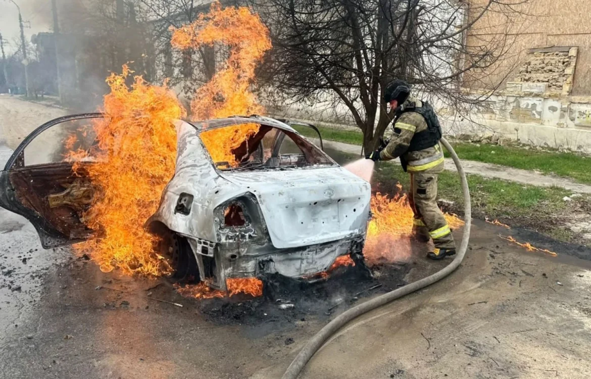 Дрон рф атакував автомобіль у Херсоні 29 березня - є загибла та поранений