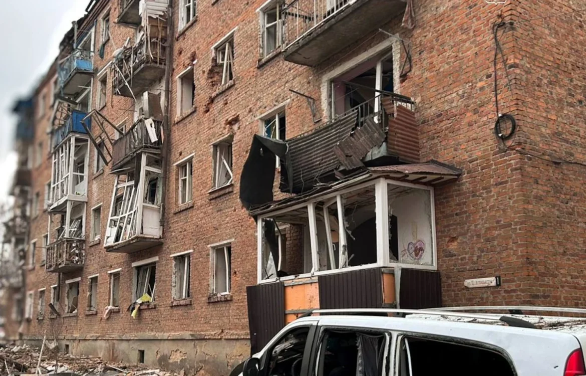 Окупанти скинули дві авіабомби на гуртожиток у Глухові, є поранені