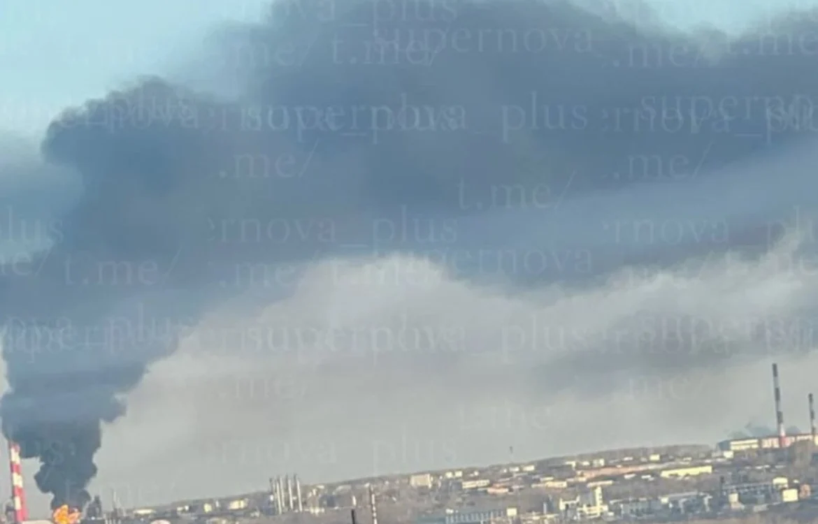 У росії повідомили про атаку дронів на НПЗ в Уфі, сталася пожежа