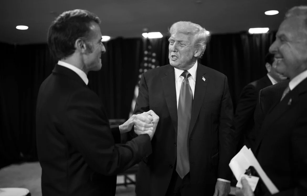 "Досі оговтується від правої у щелепу": Трамп висміяв Макрона на закритому обіді. Президент Франції відреагував