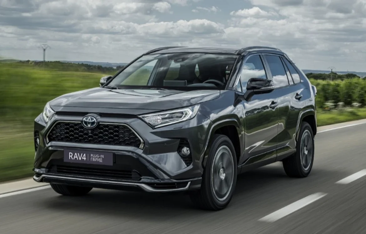 У березні українці купили майже 6 тисяч нових авто - лідирує Toyota RAV4