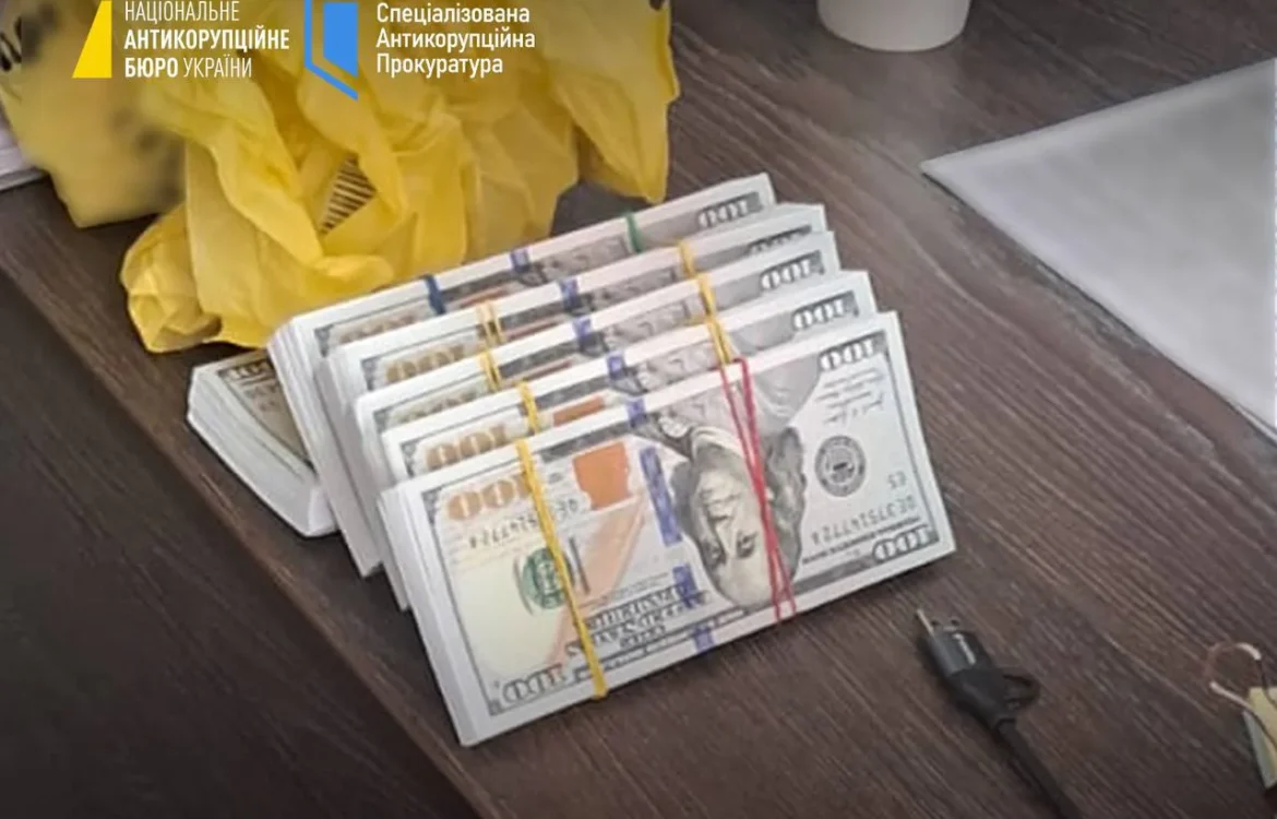 Вимагали у підприємця 110 тис. доларів - співробітників СБУ Полтавщини затримали на хабарі