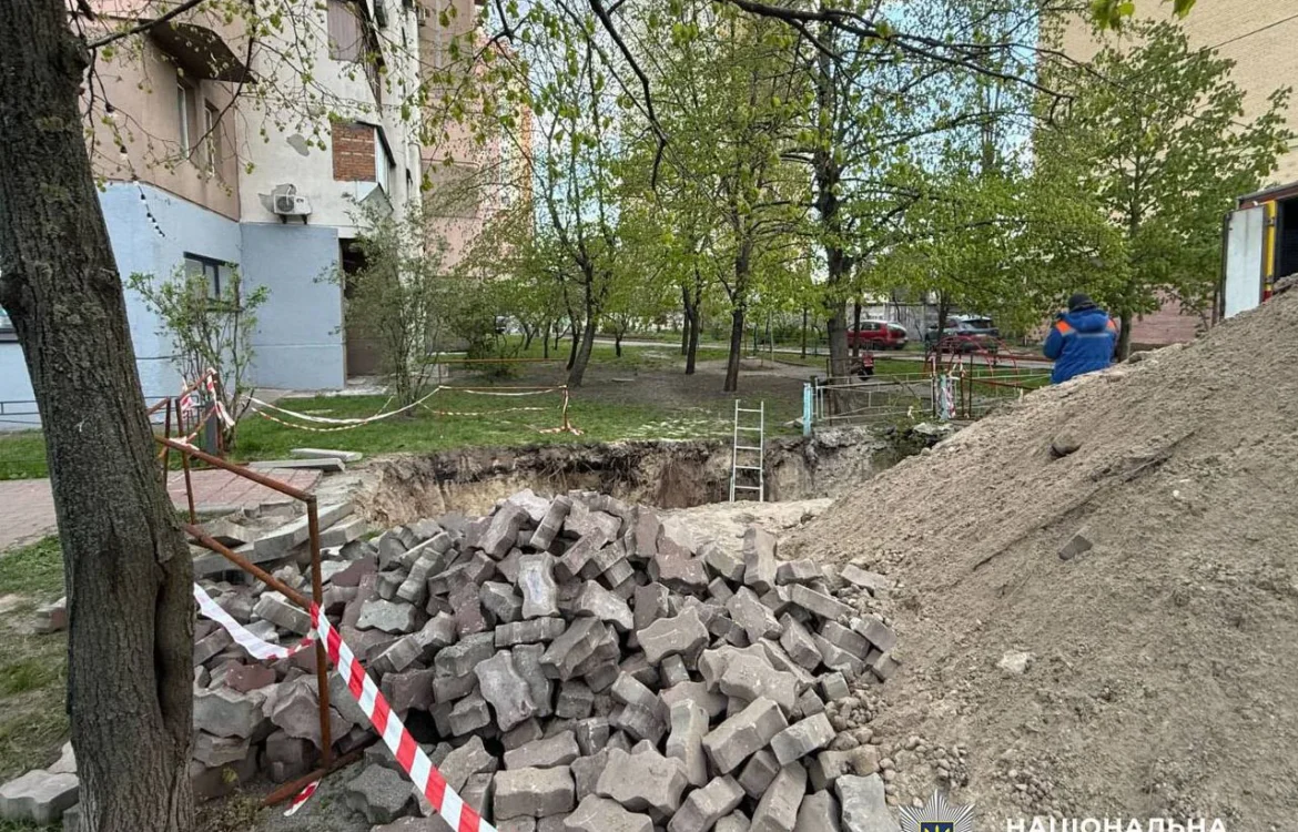 Дівчина впала в неогороджену яму з водою під час робіт комунальників у Києві і травмувалася - відкрито провадження