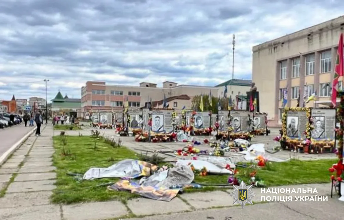 На Одещині водій пошкодив автомобілем конструкції з портретами на Алеї героїв