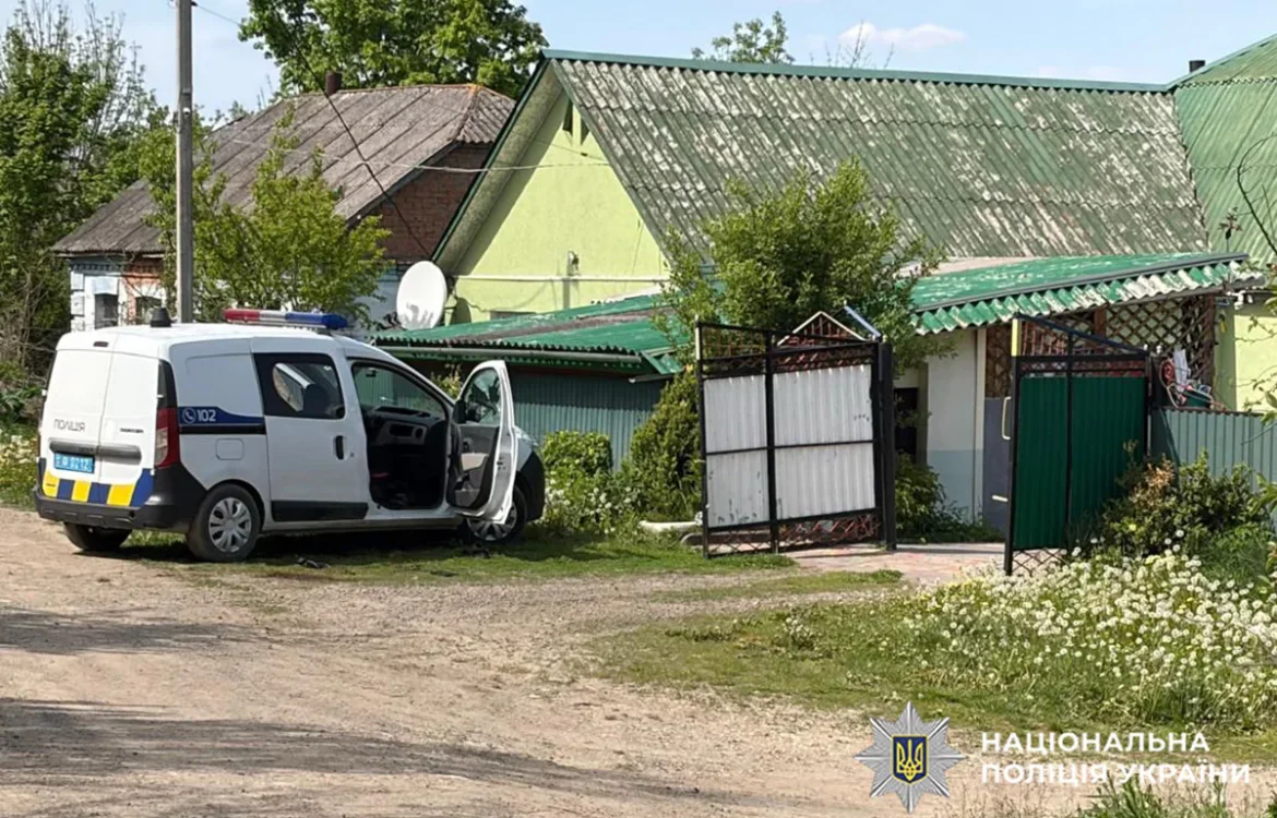 На Хмельниччині чоловік напав зі зброєю на поліцейських і втік: загинув правоохоронець, оголошено спецоперацію