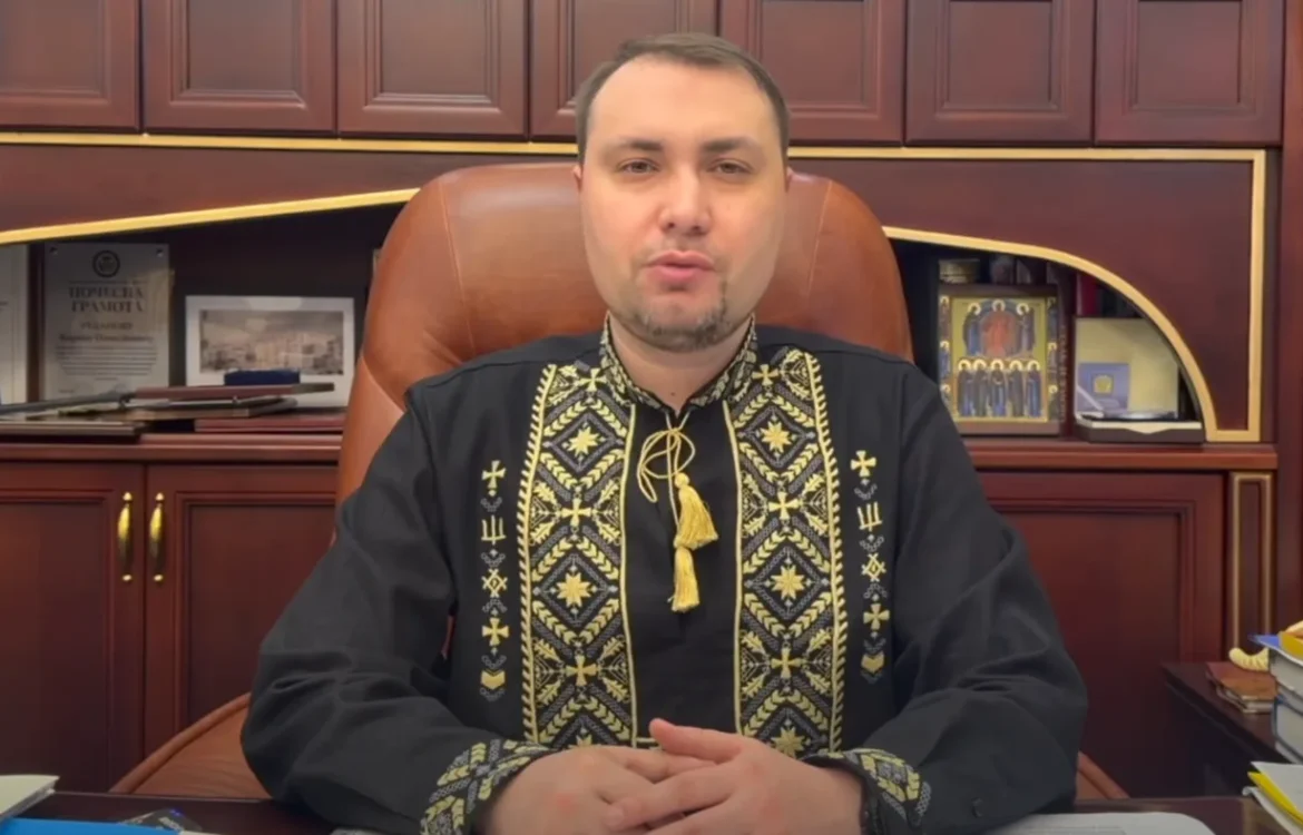 Буданов показав себе у вишиванці і згадав про однострій