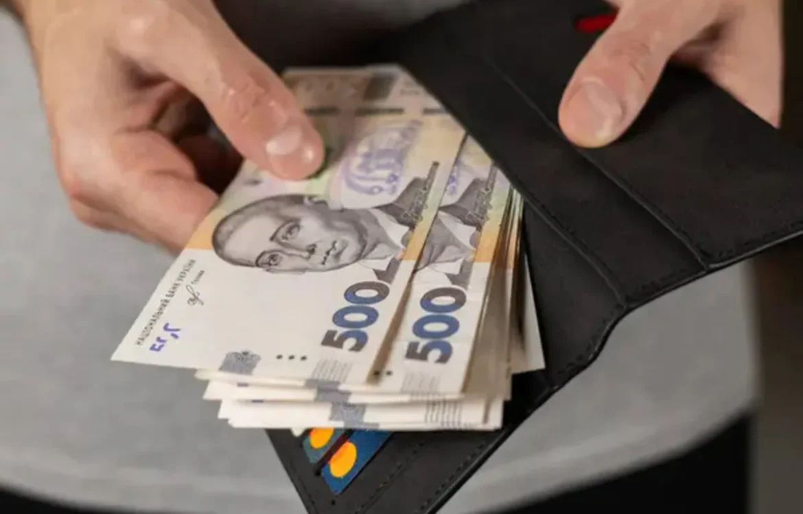 Середня зарплата працівників обласних держадміністрацій за рік зросла майже на 10 тис. грн - дані Мінфіну