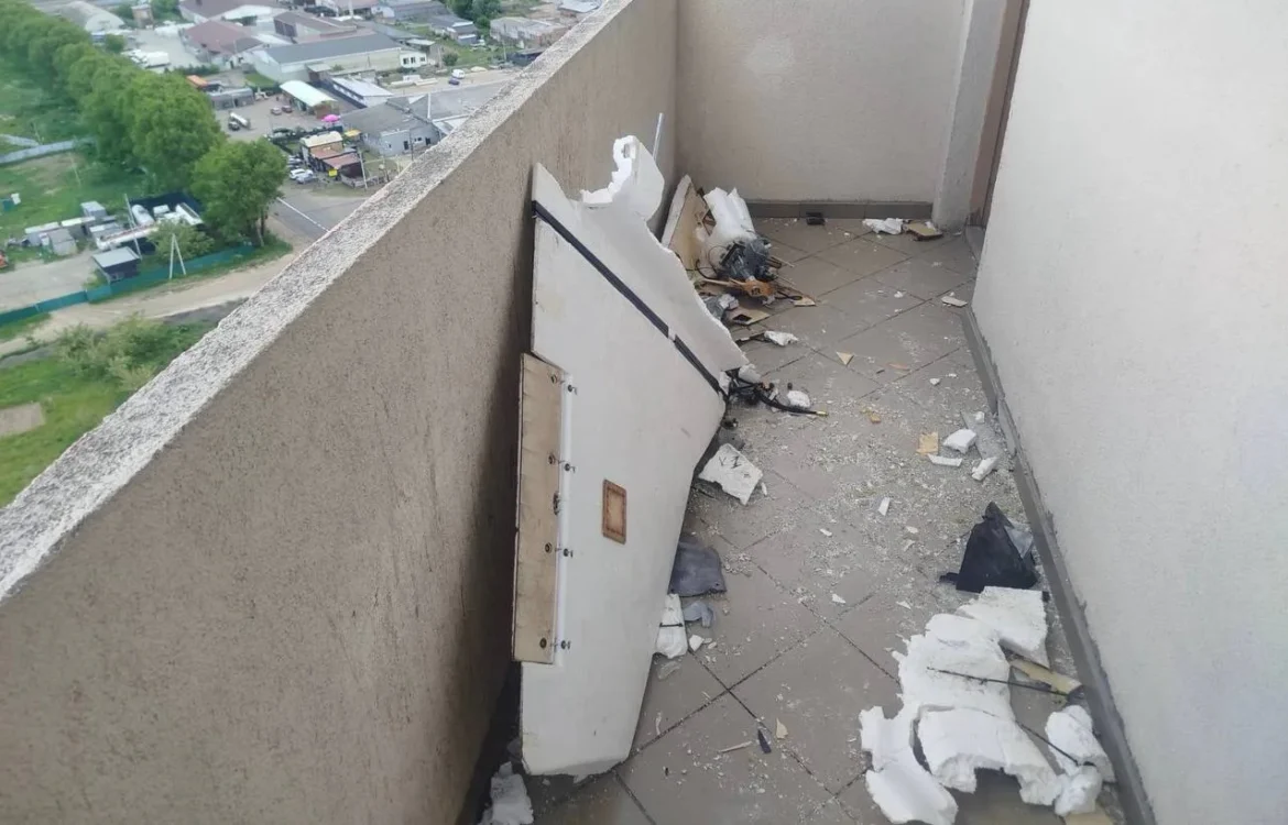 Під Києвом ворожий дрон влучив у технічний балкон багатоповерхівки