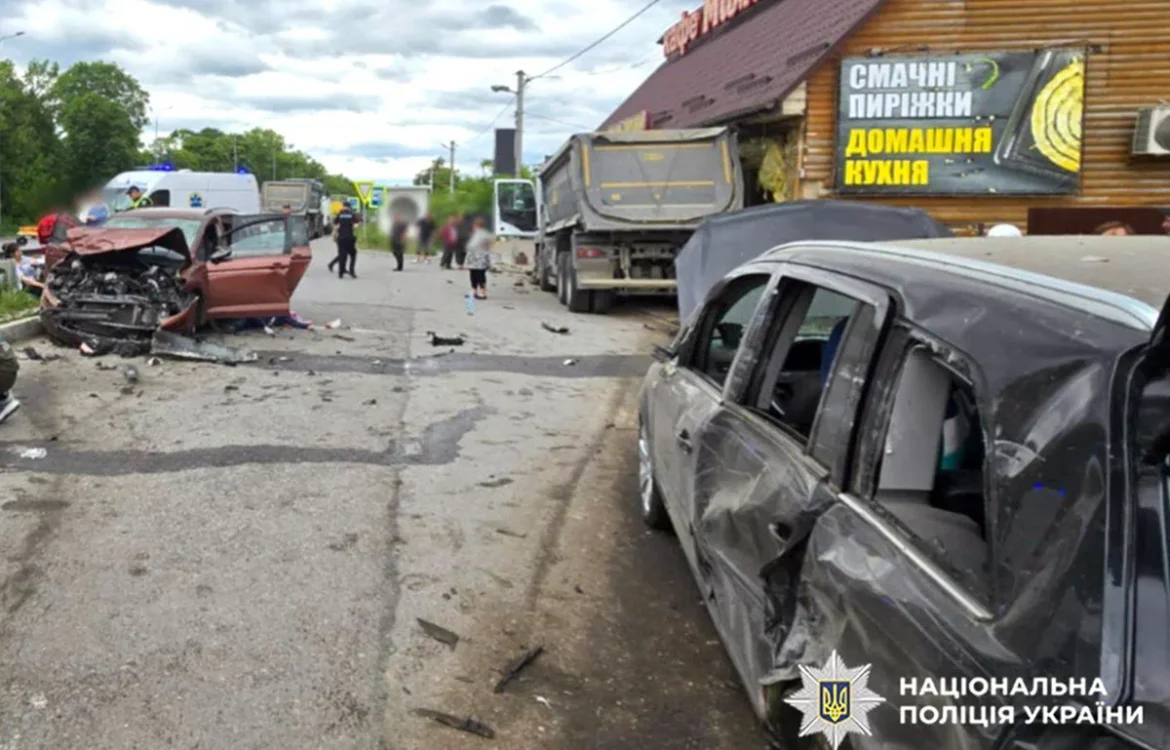 Вантажівка протаранила автівки і влетіла у кафе на Хмельниччині - є загибла і поранені, водій отримав підозру