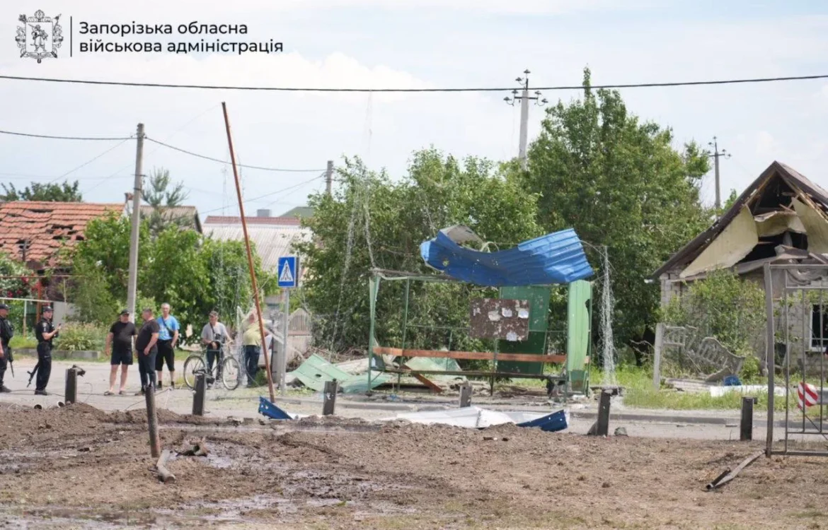 росіяни вдарили КАБами по селищу у Запорізькій області, є загиблі