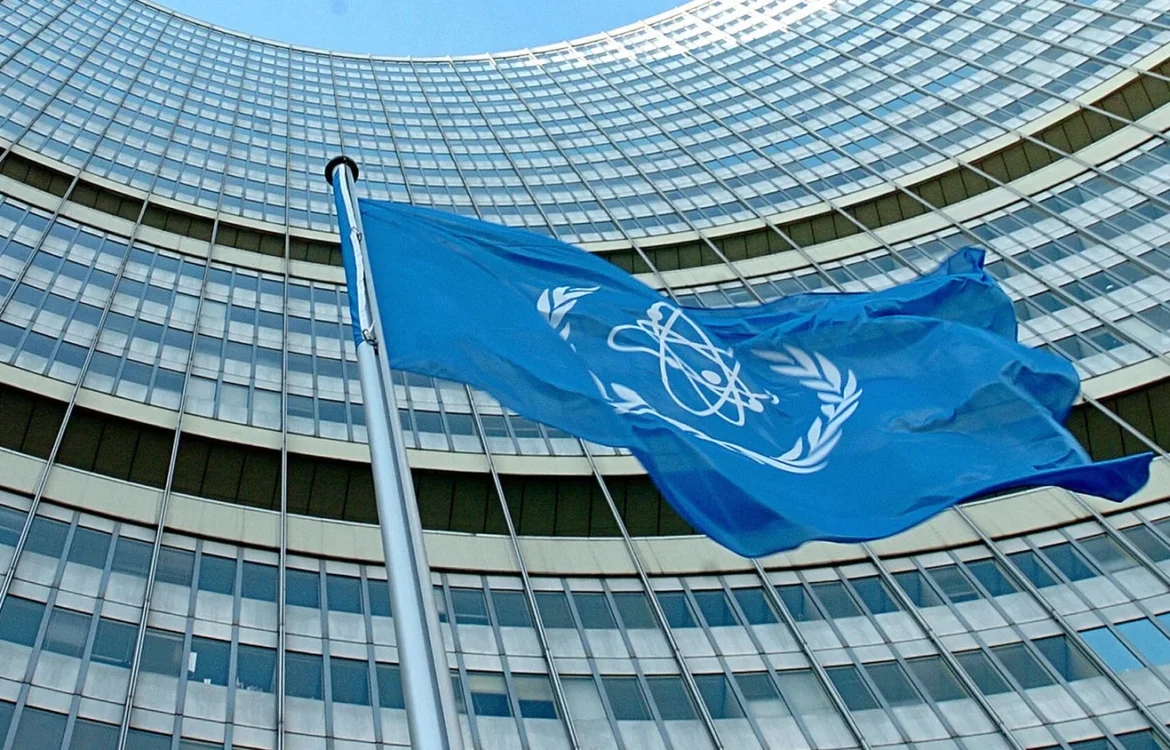 Гроссі занепокоєний ударом рф, команда МАГАТЕ відвідає об