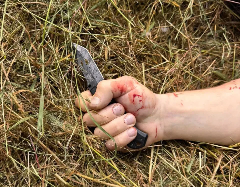 У Запоріжжі під час обшуку чоловік з ножем накинувся на поліцейських: троє правоохоронців поранені, нападника застрелили