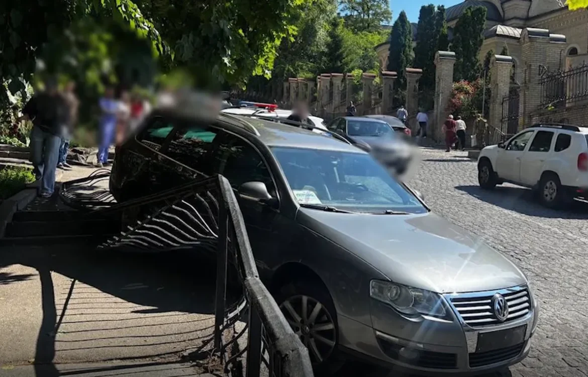 Розтрощив скутер і врізався в огорожу - нетверезого водія затримали у Києві