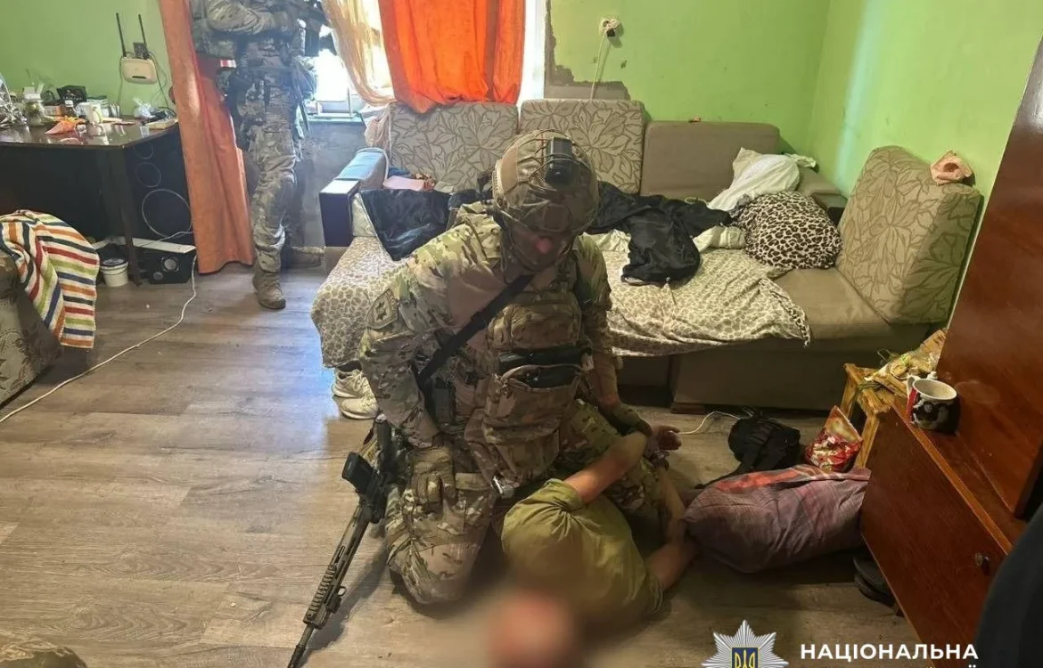 В Ужгороді озброєний чоловік забарикадувався з дружиною та дитиною у будинку, КОРД провів спецоперацію