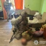 В Ужгороді озброєний чоловік забарикадувався з дружиною та дитиною у будинку, КОРД провів спецоперацію