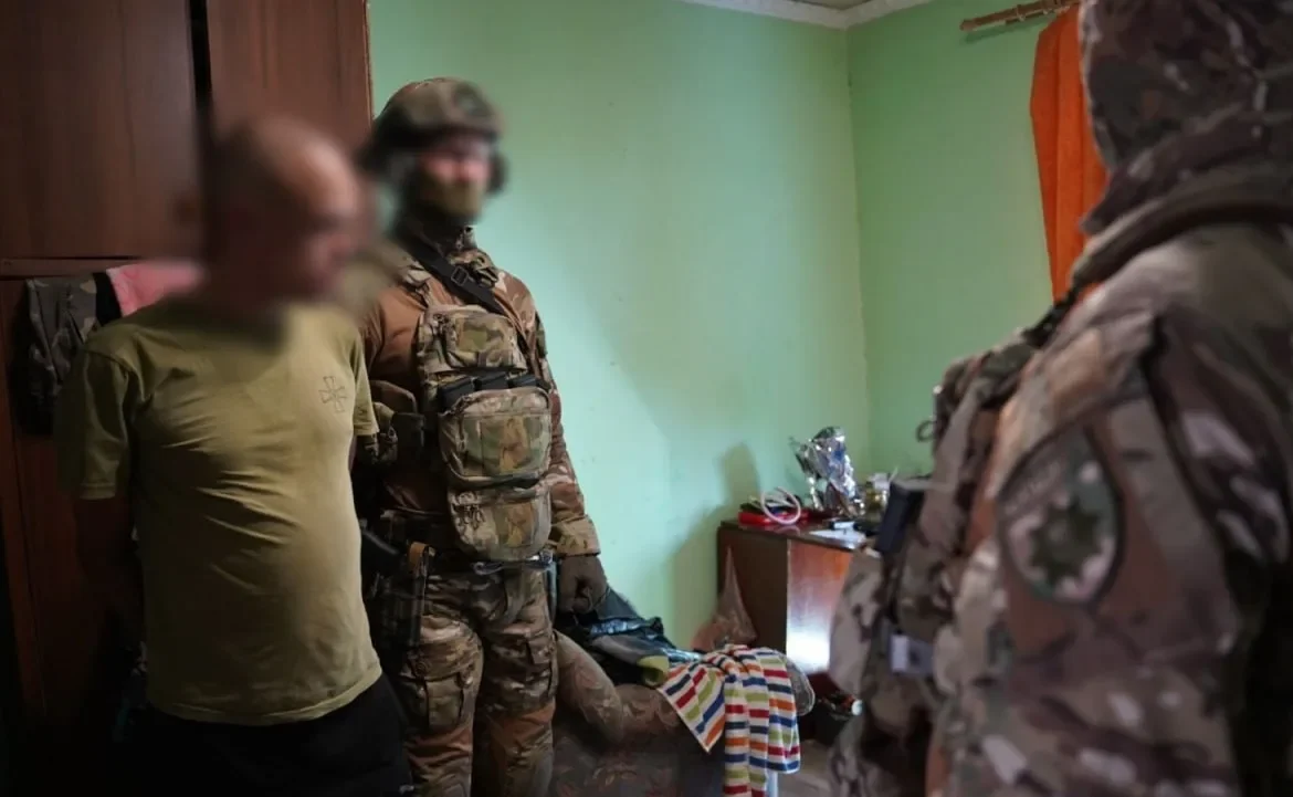 Погрожував ножем та стріляв: в Нацполіції розповіли деталі затримання в Ужгороді